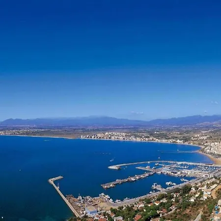 Spacious With Terrace Διαμέρισμα
